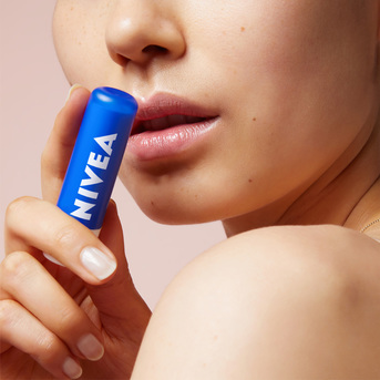 Protector labial humectante NIVEA Essential Original 4,8 g